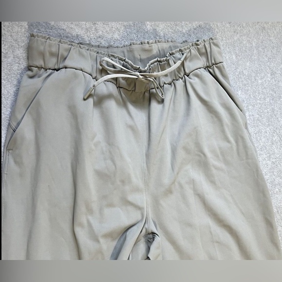 Lululemon Womens On The Fly Pants Size 8 Gray Silver Pockets Logo EUC - Picture 2 of 10